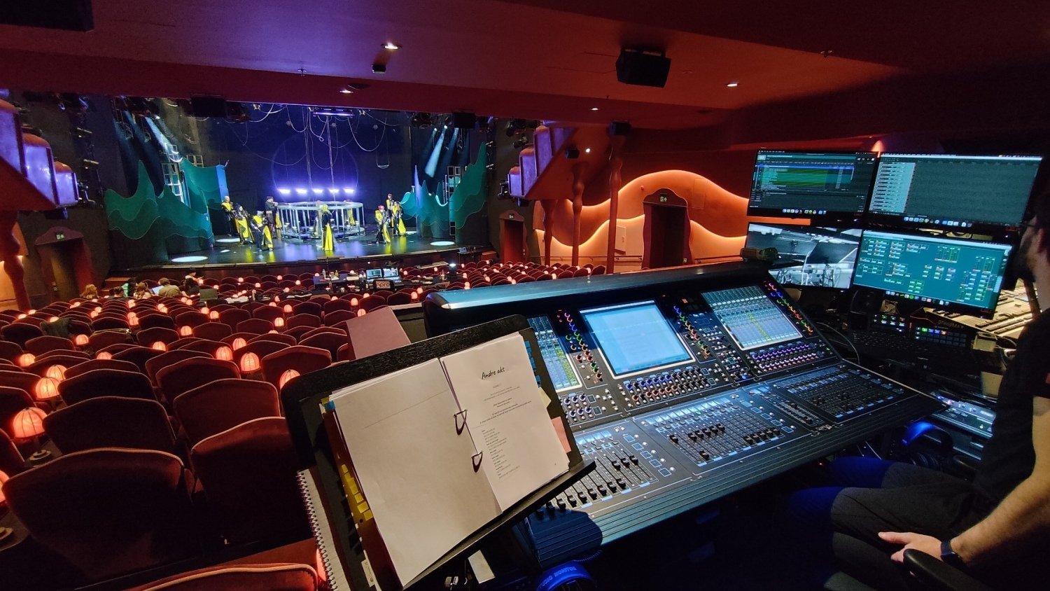 Posición de FOH con sistema de sonido Alcons Audio en el Nye Hjorten Teater