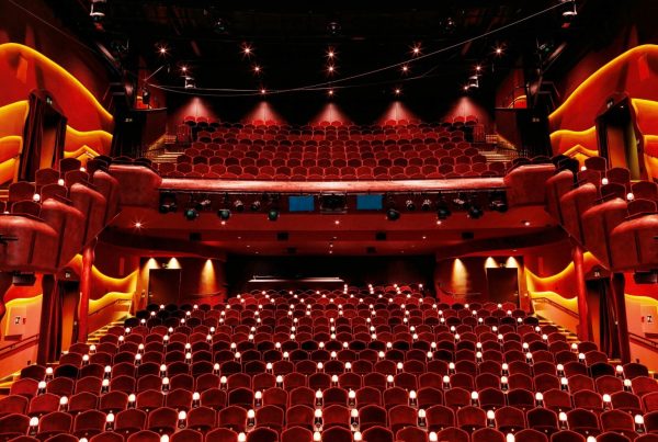 Sala principal del Nye Hjorten Teater con line arrays Alcons LR15 sobre las butacas