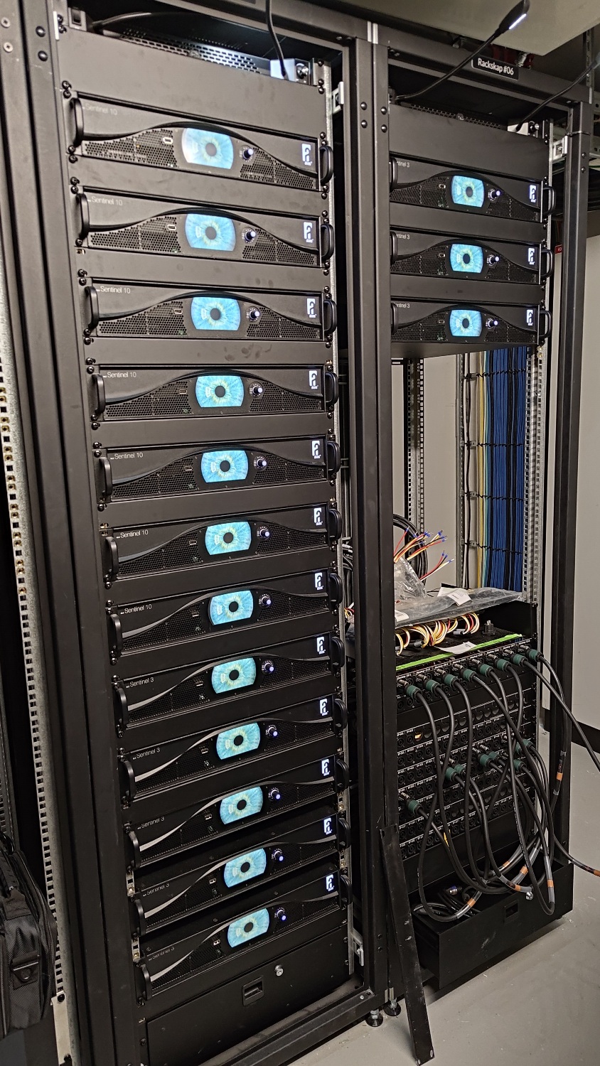 Rack con controladores amplificados Alcons Sentinel en el Nye Hjorten Teater