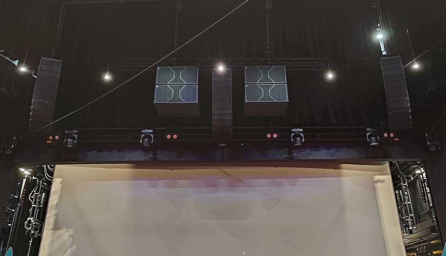 Sistema de line array Alcons Audio instalado a la vista en el Nye Hjorten Teater