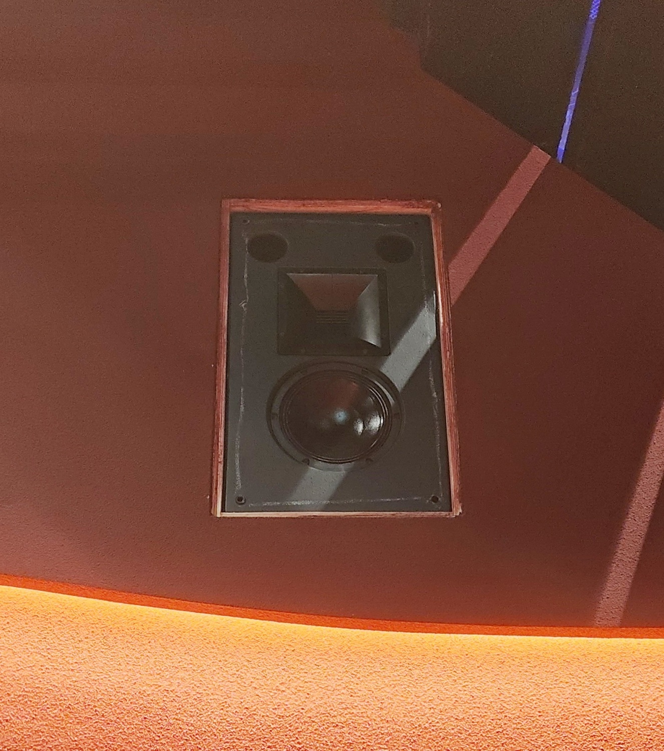 Altavoces surround pro-ribbon Alcons Audio en la sala del Nye Hjorten Teater